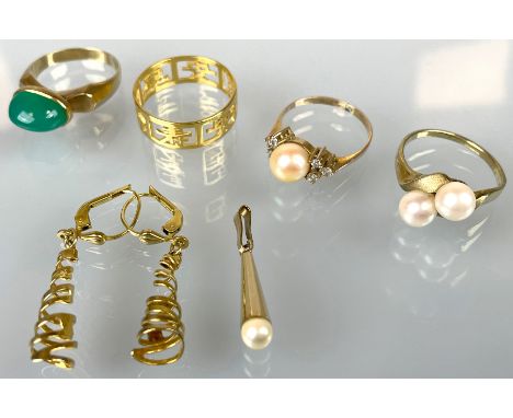 6-teiliges Konvolut Schmuck 333 Gelbgold.Circa 11,78 Gramm Gesamtgewicht. Teils mit Perlen- und Farbsteinbesatz.1x Ring mit c