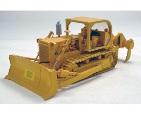 First Gear 1/25 International TD25 Crawler Tractor Dozer.  No Box/Boxes but complete and excellent. No apparent faults.