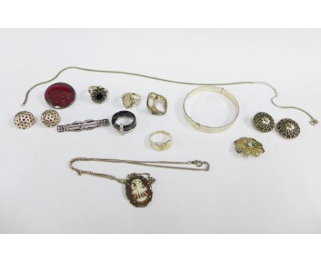 Collection of silver jewellery to include a bangle, pendants, rings, etc (a lot) 