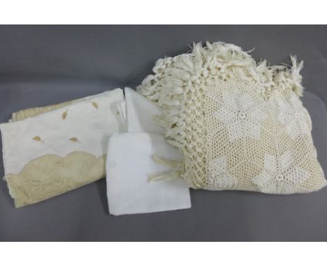 Collection of vintage linen and table cloths, etc (a lot) 