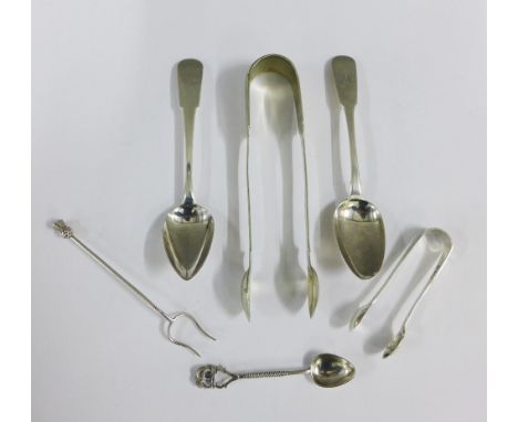 Mixed lot to include a pair of Georgian silver sugar tongs, Georgian Edinburgh silver teaspoon, pickle fork and other spoons,