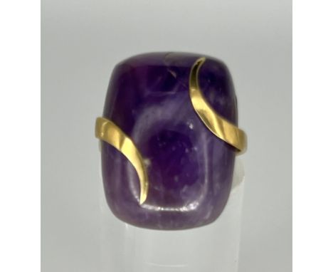 Amethyst Ring, 585 Gelbgold, Größe 55. Rechteckiger Amethyst in einer Goldfassung, die sich um den Stein windet. 8,9g.Standor