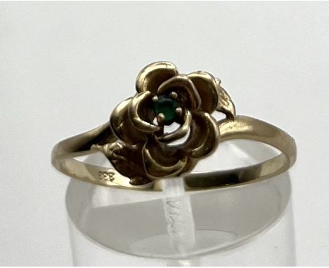 Goldring in Rosenform, 333er Gelbgold, Größe 60. Eine schön designte Rose, mit grünem Stein als Stempel. Umringt von zwei Blä