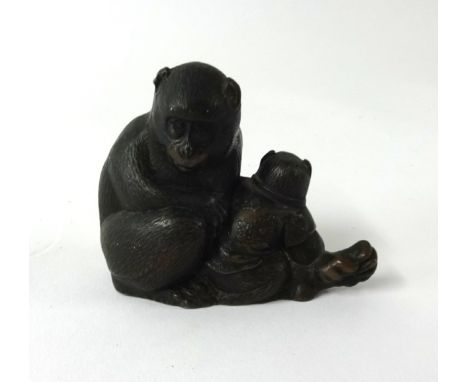 Bronze group of two monkeys, length 9cm.