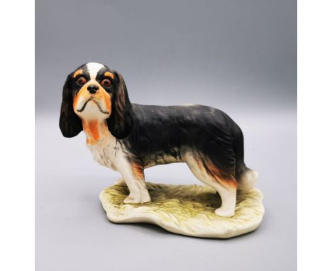 PORZELLANFIGUR: "Cavalier King Charles Spaniel", Porzellan, Manufaktur Goebel, Rödental, Marke 1971-1991. Auf Terrainplinthe 