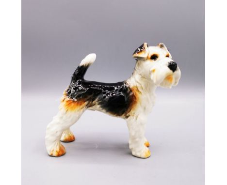 PORZELLANFIGUR: "Terrier", Manufaktur Goebel, Rödental, Marke 1979-1991. Stehender Terrier mit leicht seitlich gewandtem Kopf