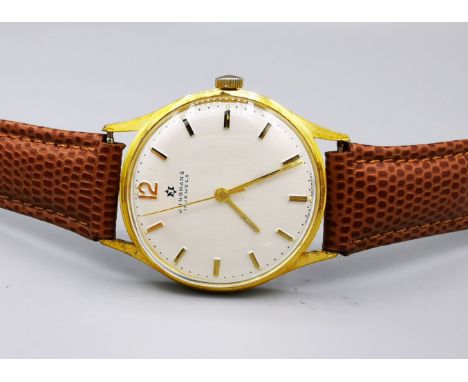 JUNGHANS VINTAGE HANDAUFZUGSUHR im vergoldeten Gehäuse, 3-Zeiger-Uhr mit Datum, silbernes Zifferblatt, um 1963. Gehäusedurchm