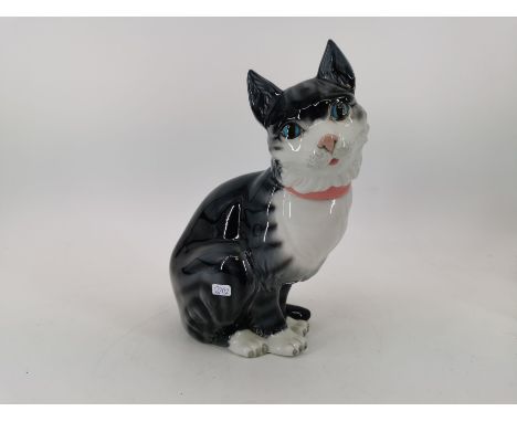 PORZELLANFIGUR: "Sitzende Katze", Manufaktur Gama, Spanien, unter dem Stand mit grüner Stempelmarke. Sitzende Katze in leicht