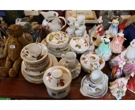 Royal Worcester Evesham pattern dinner service 