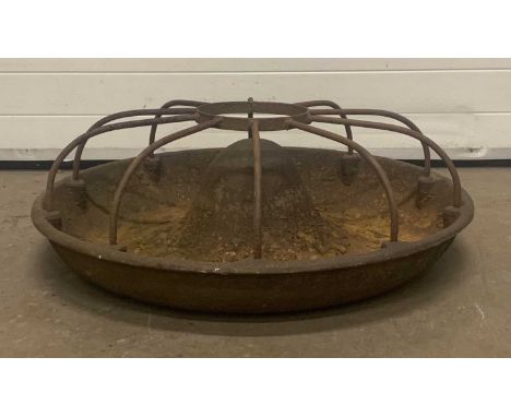 CIRCULAR AGRICULTURAL CAST IRON ANIMAL FEEDING TROUGH, 31 (h) x 88cm (diam.)Provenance: private collection Conwy