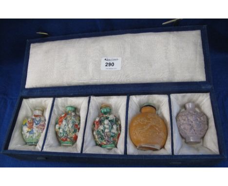 Boxed set of five Chinese relief decorated ceramic snuff bottles.
*** CONDITION REPORT: 2 snuff bottles have no stopper.
2 st