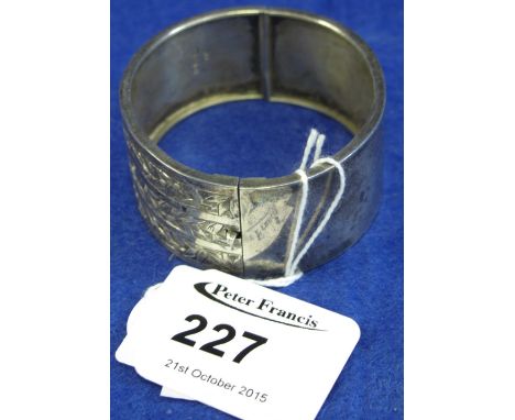 Silver foliate engraved hinged bangle. Birmingham hallmark.