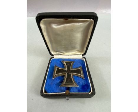 Militaria: Boxed WWI German Iron Cross 1st Class in Silver marked 800 and stamp makers mark to pin.A/F