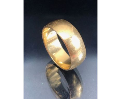 18ct gold chunky fully hallmarked gold band size 'R' and approx 8.9g