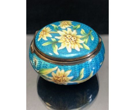Pill box decorated in enamel and depicting Edelweiss, with hinged lid and lined in 9ct gold and stamped "18" (A/F see pics) a