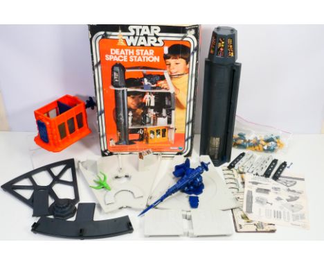 Star Wars - Kenner - A boxed vintage Kenner #38050 Star Wars 'Death Star Space Station'. The set comes with its original inst