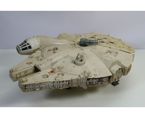 Star Wars - Kenner - A vintage unboxed Kenner Millennium Falcon. The model comes with folding landing gears, folding entrance