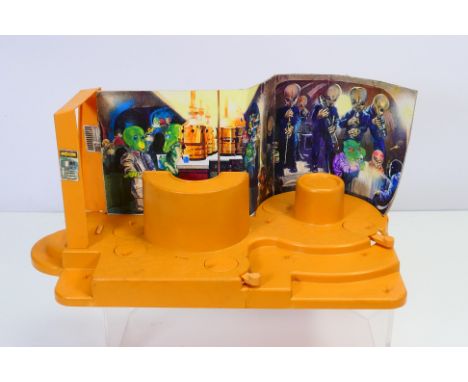 Star Wars - Kenner - An unboxed Star Wars 'Cantina' action figure playset. The set comes with base, door frame and backing ca