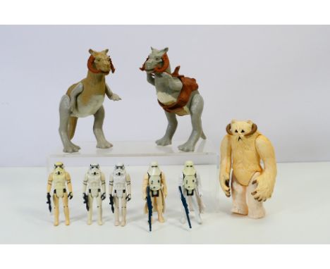Star Wars - Palitoy - Kenner - Eight vintage Star Wars 3¾" action figures some with accessories. Lot includes Tauntaun (x2) (