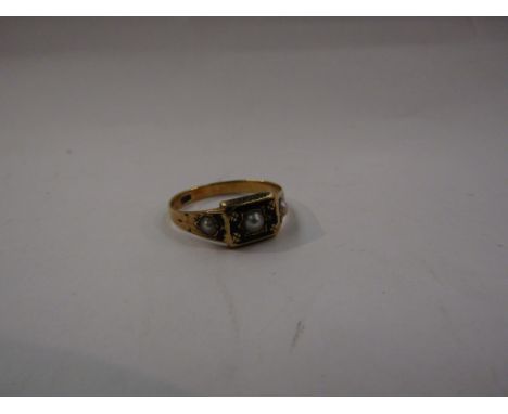 A Victorian seed pearl set mourning ring, stamped 18ct. Size Q, 3.3g