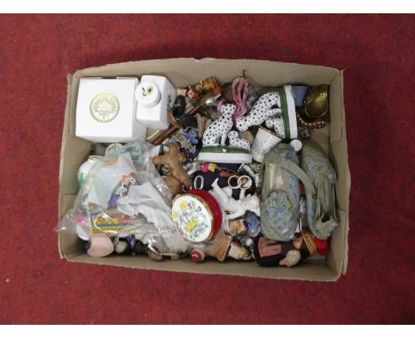A box of various ceramics to include thimbles, Wade Whimsies, patch boxes