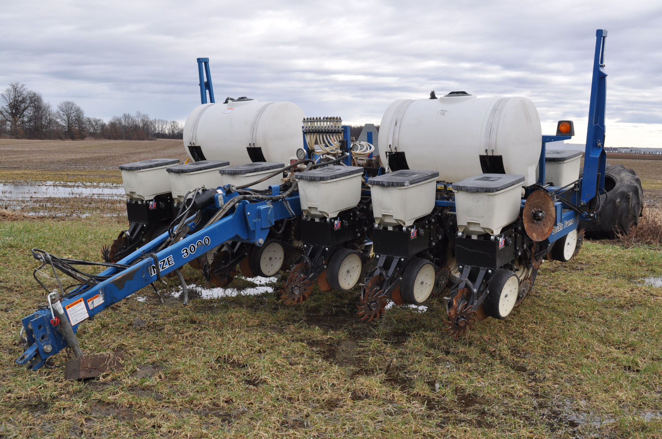 Kinze 3000 twin row corn planter, 67.5” twin rows, liquid