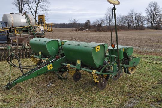 John Deere 1240 corn planter, plates, dry fertilizer with double disc ...