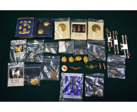A quantity of US Military buttons and insignia, to include collar insignia for a Major and a World War ll US Army Airforce Fl