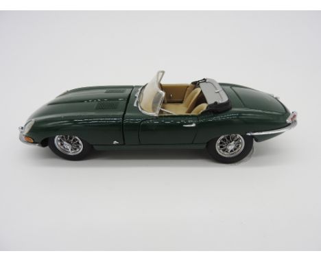 1961 JAGUAR E-TYPE ROADSTER BY FRANKLIN MINT  1/24th scale model by Franklin Mint, depicting an early outside latch flat floo