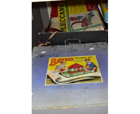 A BOXED BAYKO BUILDING SET No.4, contents not checked but contains a fair amount of assorted components, box complete but lid