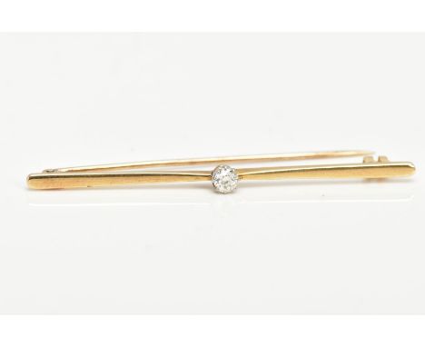 AN EARLY 20TH CENTURY 15CT GOLD DIAMOND BAR BROOCH, the central old cut diamond within an eight claw setting, to the slightly