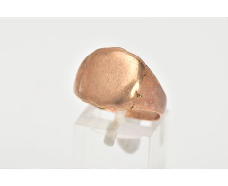 A GENTLEMENS 9CT ROSE GOLD SIGNET RING, (misshapen shank) vacant shield shaped signet, work detailing to the shoulders, hallm