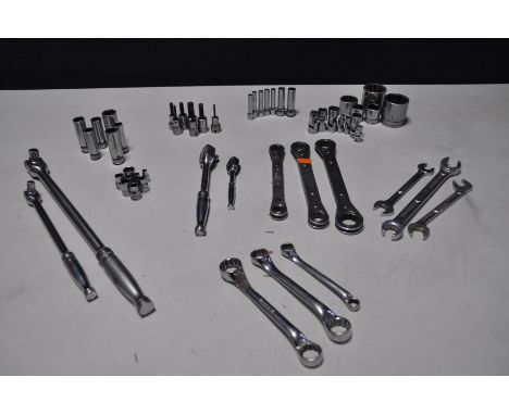 A COLLECTION OF SNAP ON TOOLS to include two short breaker bars, set of three ratchet ring spanners, seven swivel sockets, si