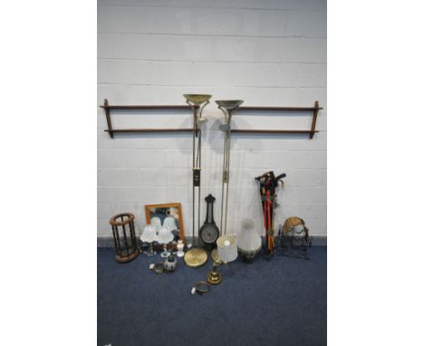 A SELECTION OF MISCELELANEOUS, to include a 20th century brass adjustable desk lamp, an oak aneroid barometer, two plate rack