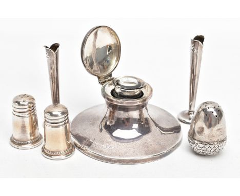 AN ASSORTMENT OF SILVER ITEMS, to include a weighted silver inkwell together with glass ink jar, hallmark partially worn Ches