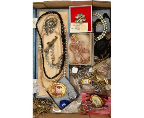 A SELECTION OF SILVER AND COSTUME JEWELLERY, to include a rolled gold cross pendant necklace, a rolled gold locket pendant wi