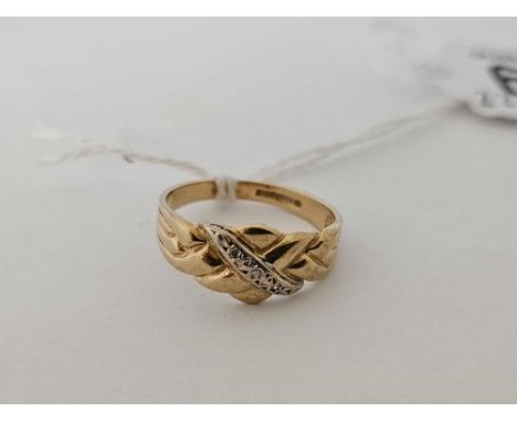 A 9ct KEEPER RING WITH A ROSE DIAMOND BAND, SIZE 'K'