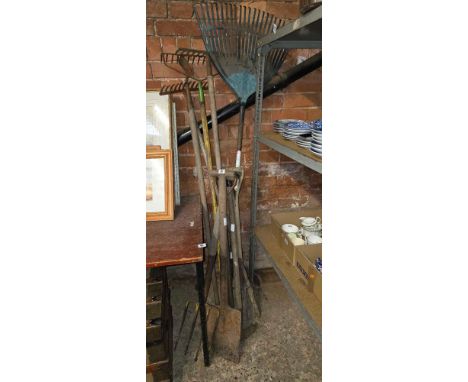 QTY OF MISC GARDENING TOOLS, INCL; FORKS, SPADES, RAKES