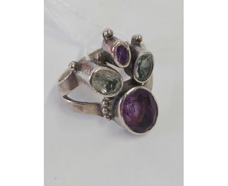 AN AMETHYST & AQUAMARINE DRESS RING SET IN SILVER