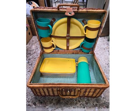 BAMBOO PICNIC HAMPER, NEW IN BOX