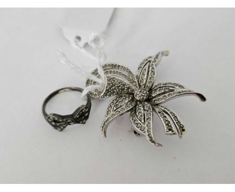 A SILVER & MARCASITE FLOWER HEAD BROOCH & A SIMILAR RING