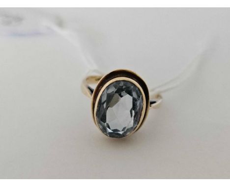 9ct BLUE GEM SET RING, 3.9g