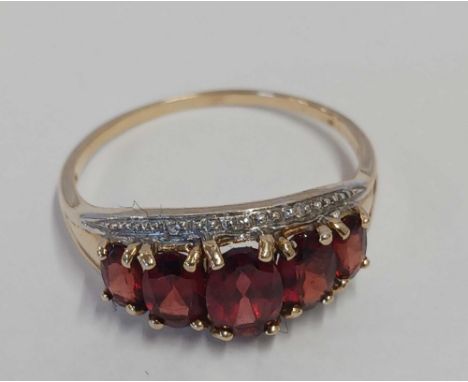 9ct 5 STONE GARNET RING, SIZE 'T', 2.5g