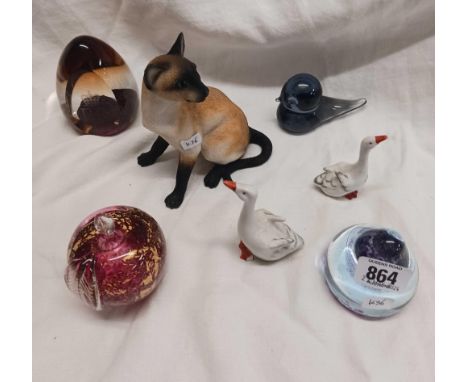 SHELF WITH 4 GLASS PAPERWEIGHTS, LEONARDO COLLECTORS SIAMESE CAT & A PAIR OF GEESE