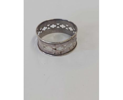 A SILVER NAPKIN RING WITH PIERCED DECORATION, B'HAM 1926