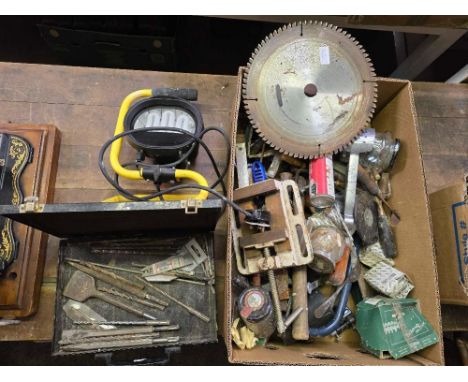 CARTON OF MISC TOOLS, ENGINEERS VICE, PORTABLE LIGHT & OTHER TOOLS