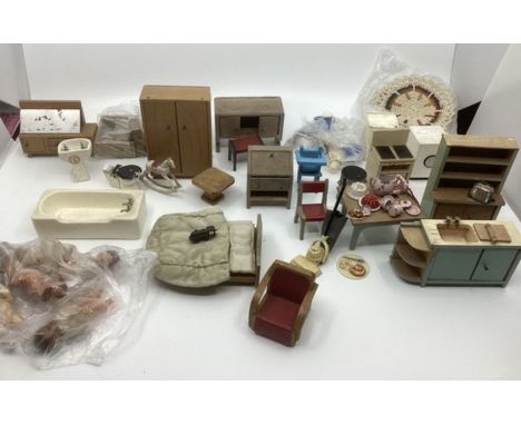 Antique and Vintage selection of dolls house furniture and accessories and small dolls from Ari Germany. Dol Toi &nbsp;Bath a