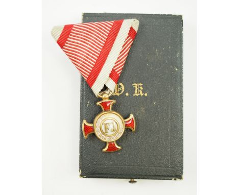 Österreich: Franz-Joseph Orden, Goldenes Verdienstkreuz, im Etui.Bronze vergoldet, emailliert, mehrteilig gefertigt, im Ring 