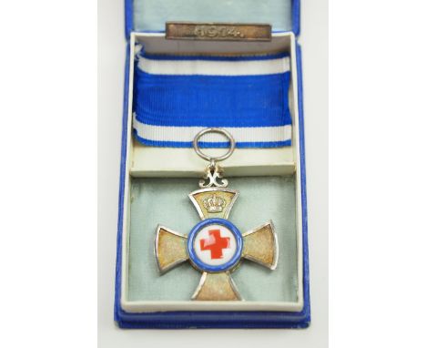 Bayern: Verdienstkreuz für freiwillige Krankenpflege, mit Spange 1914, im Etui.Silber, das Avers Medaillon fein emailliert, i
