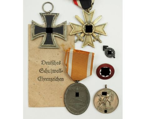3. Reich: Lot Auszeichnungen.1.) Eisernes Kreuz, 1939, 2. Klasse, im Ring 27 (B.H. Mayer´s Kunstprägeanstalt, Pforzheim) gepu
